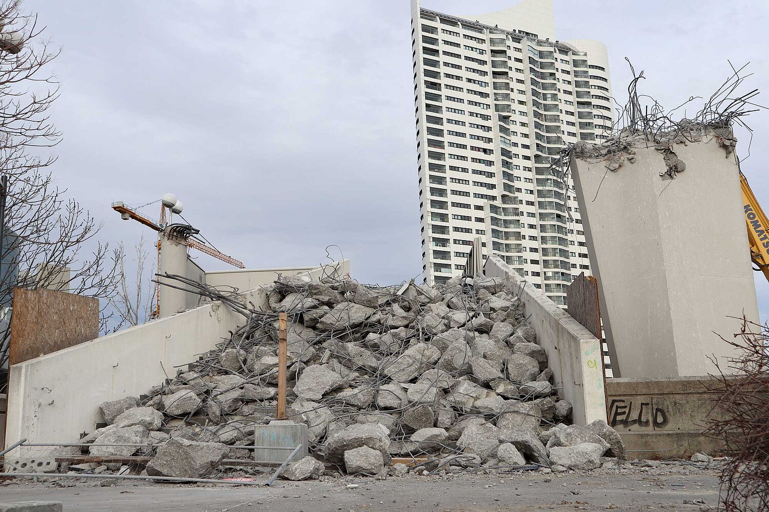 Foto von Bauschutt und Neubau im Hintergrund