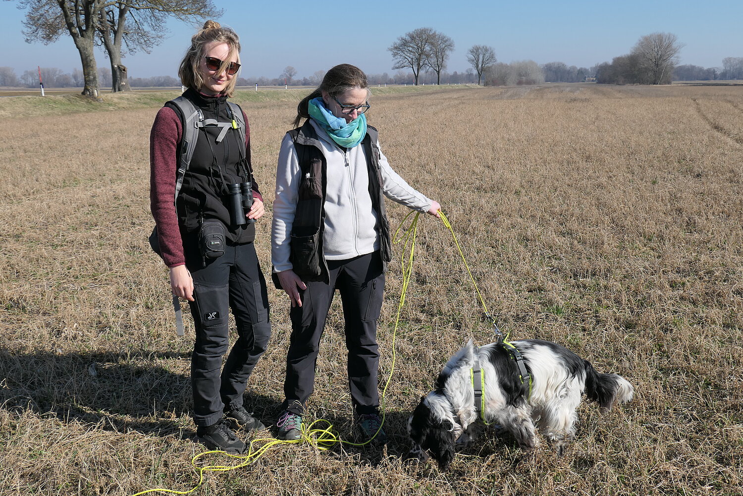 BirdLife Ornithologin-Alexandra Dürr und WWF-Ornithologin Christina Petre-Wolf mit BirdLife-Spürhund Kelvin.