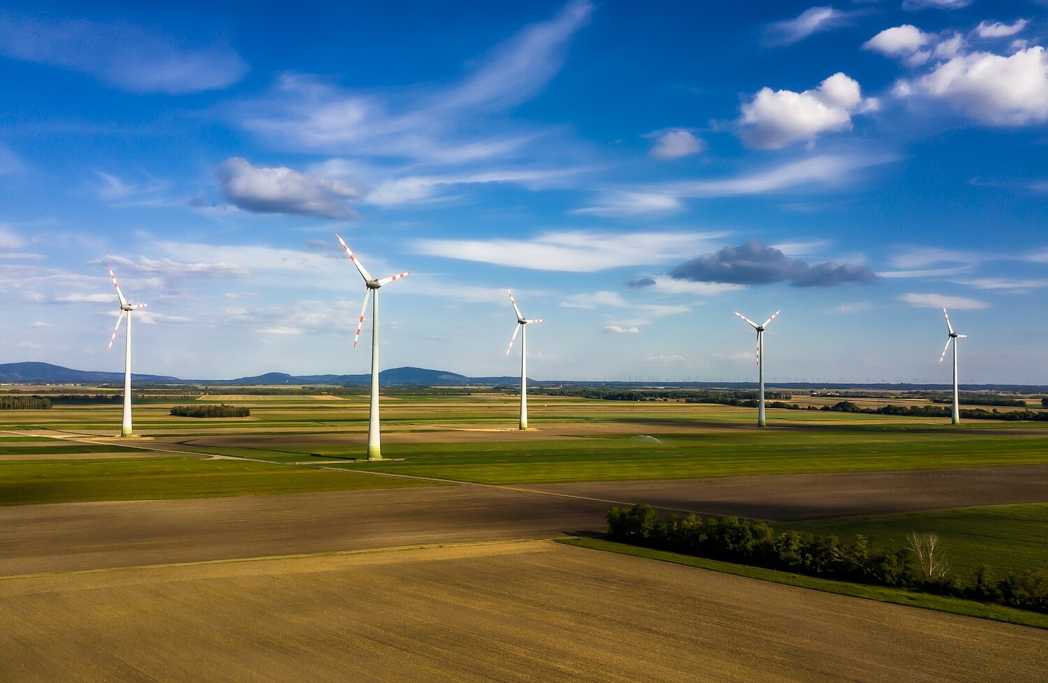 Landschaft mit Windkraftanlagen.